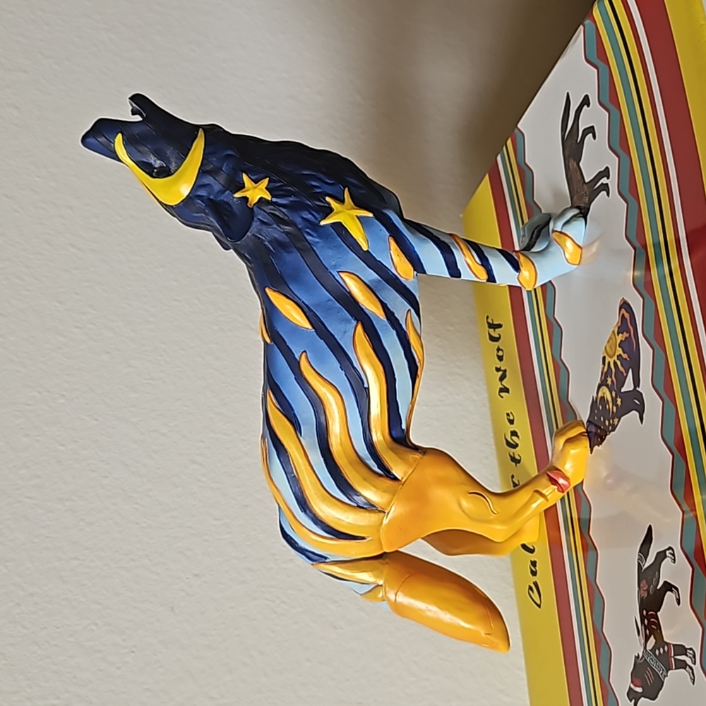 Westland Call of the Wolf Sol y Luna sun moon Wolf figurine